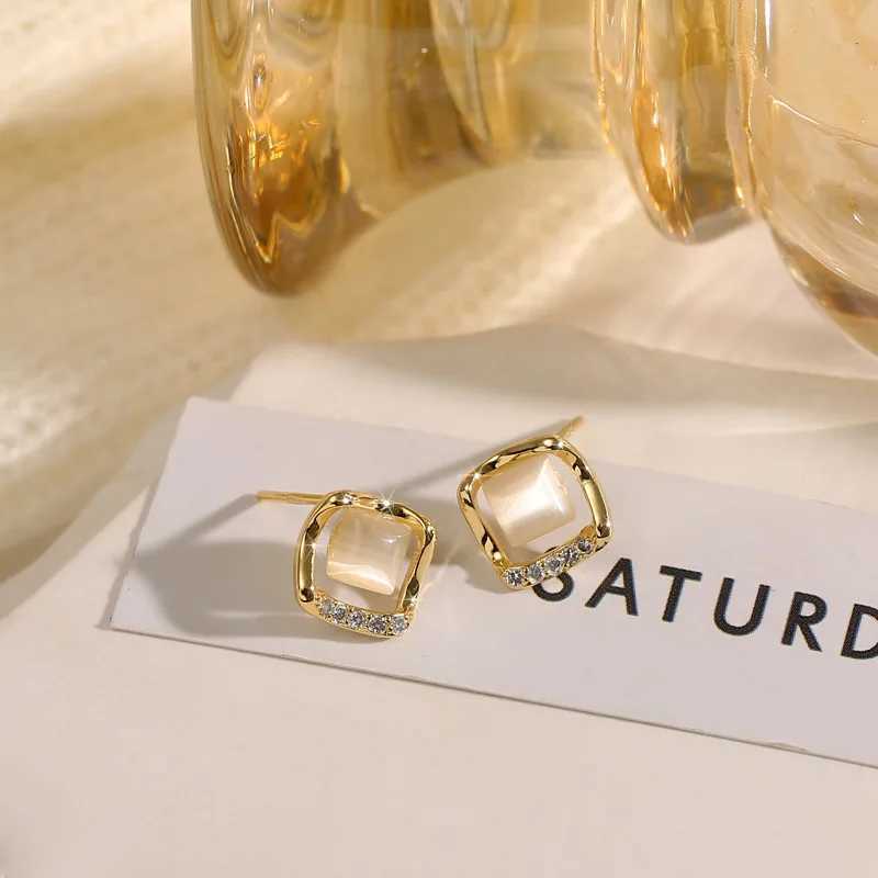Fashion Small Rhombus Stud Earrings Golden Metal Frame Inlay Rhinestones Imitation Opal Earrings for Women Geometry Jewelry C251103