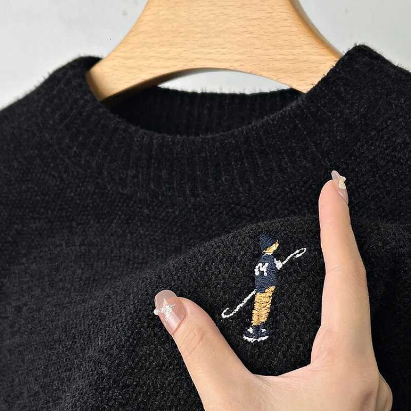 Premium Luxury 2024 Autumn/Winter Round Neck Solid Color Exquisite Embroidery Mens Sweater Casual Warm Thick Knitted SweaterT251103