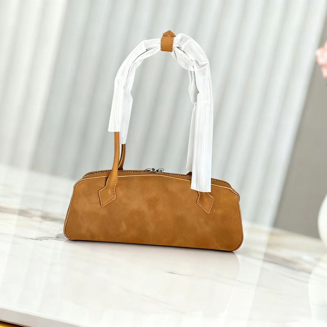 Designer high-quality handbag, rectangular bag shaped like a French roll. Fashionable cross-body bag with double zipper closure design and tube-shaped handle.