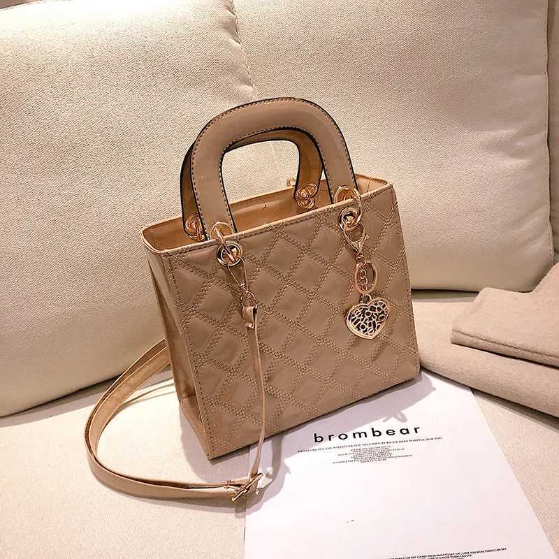 New Ladies Shiny Leather Crossbody Bag Girls Fashion Hundred Shoulder Bag Lattice Ladies Handbag Metal Heart Decoration PU MateC250403