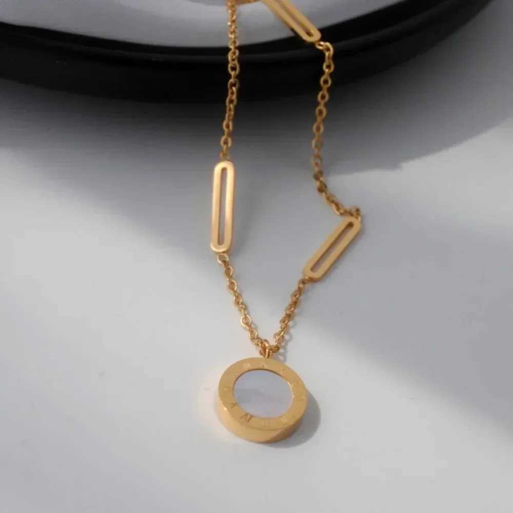 Luxury Brand Gold Color Stainless Steel Roman Digital Wafer Pendant Necklace for Women Charm Chain of Clavicle Jewelry Accessory Z250402