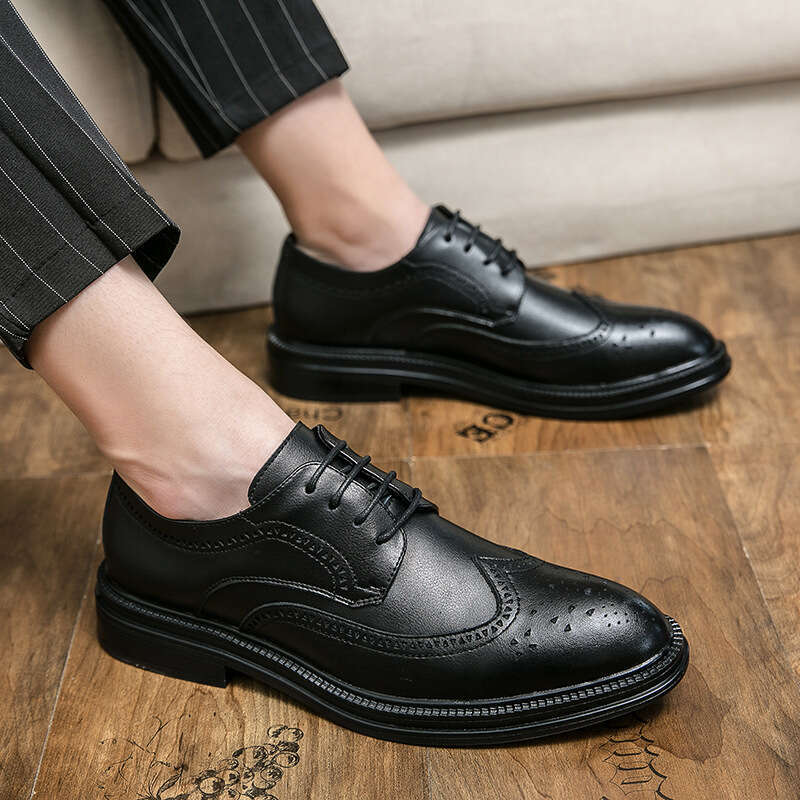 Men's oversized solid color pointed British style youth low top small black shoes, leather surface casual business shoes