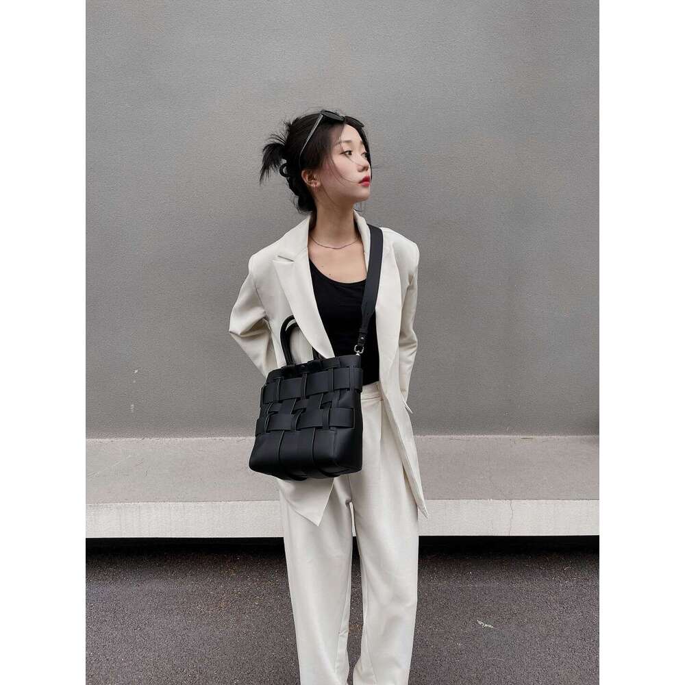 Luxury Bag Designer Niche Cutout Design Fashion Versatile Leather Woven Handbag Large Capacity Shoulder Bucket Bag Cross Body Bag