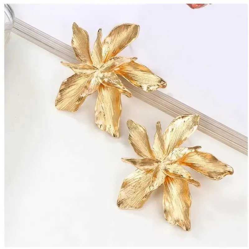 Xiaoluoke retro geometric metal leaf stud earrings suitable for women European and American styles Hyperbole gold earrings jewelry Y250401