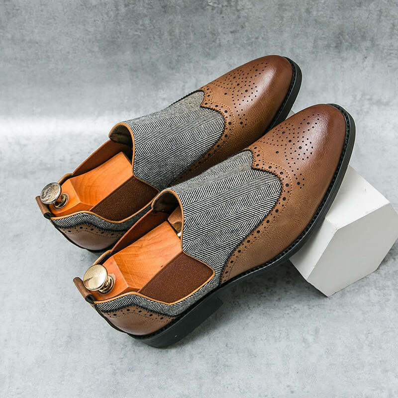 Men's in plus size, new casual fashionable foot covers, carved Blok leather shoes, trendy wedding shoes