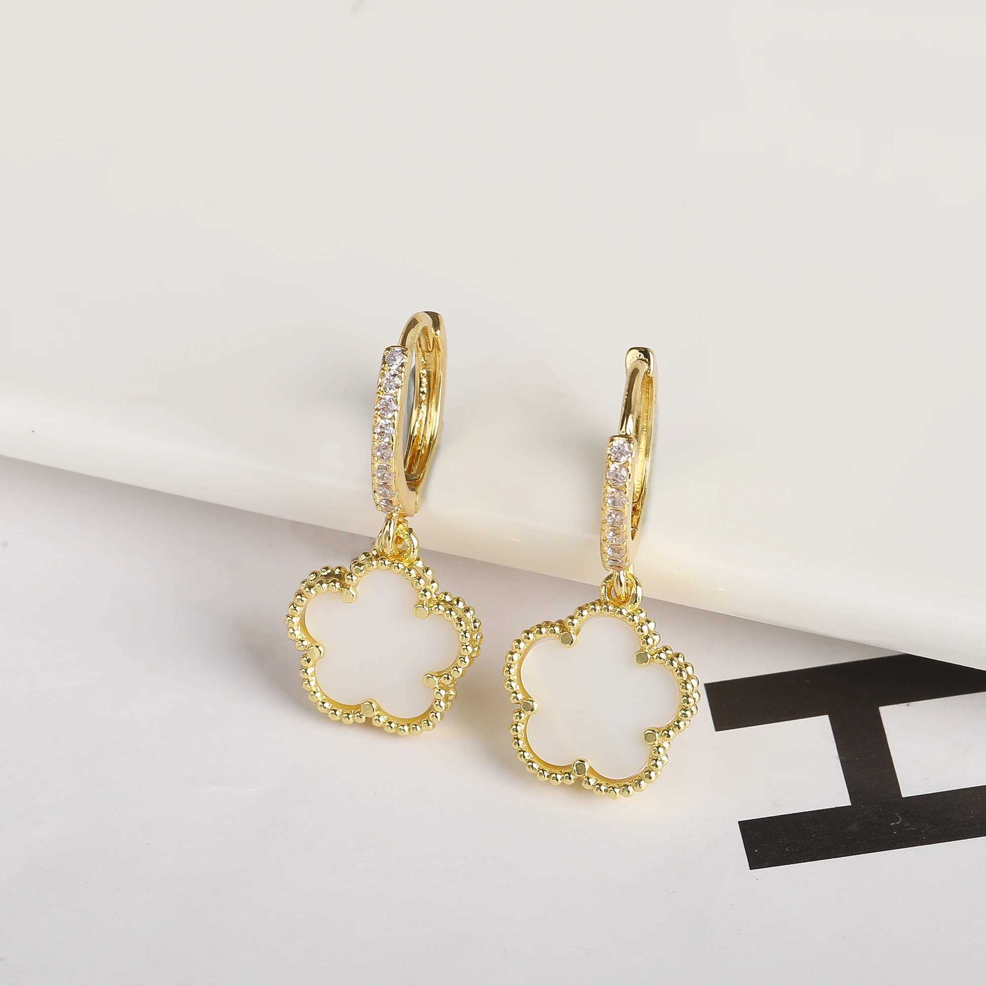 Newly designed diamond inlaid earrings plum blossom five leaf flower plant jewelry womens 18K gold-plated accessories clover Y250401