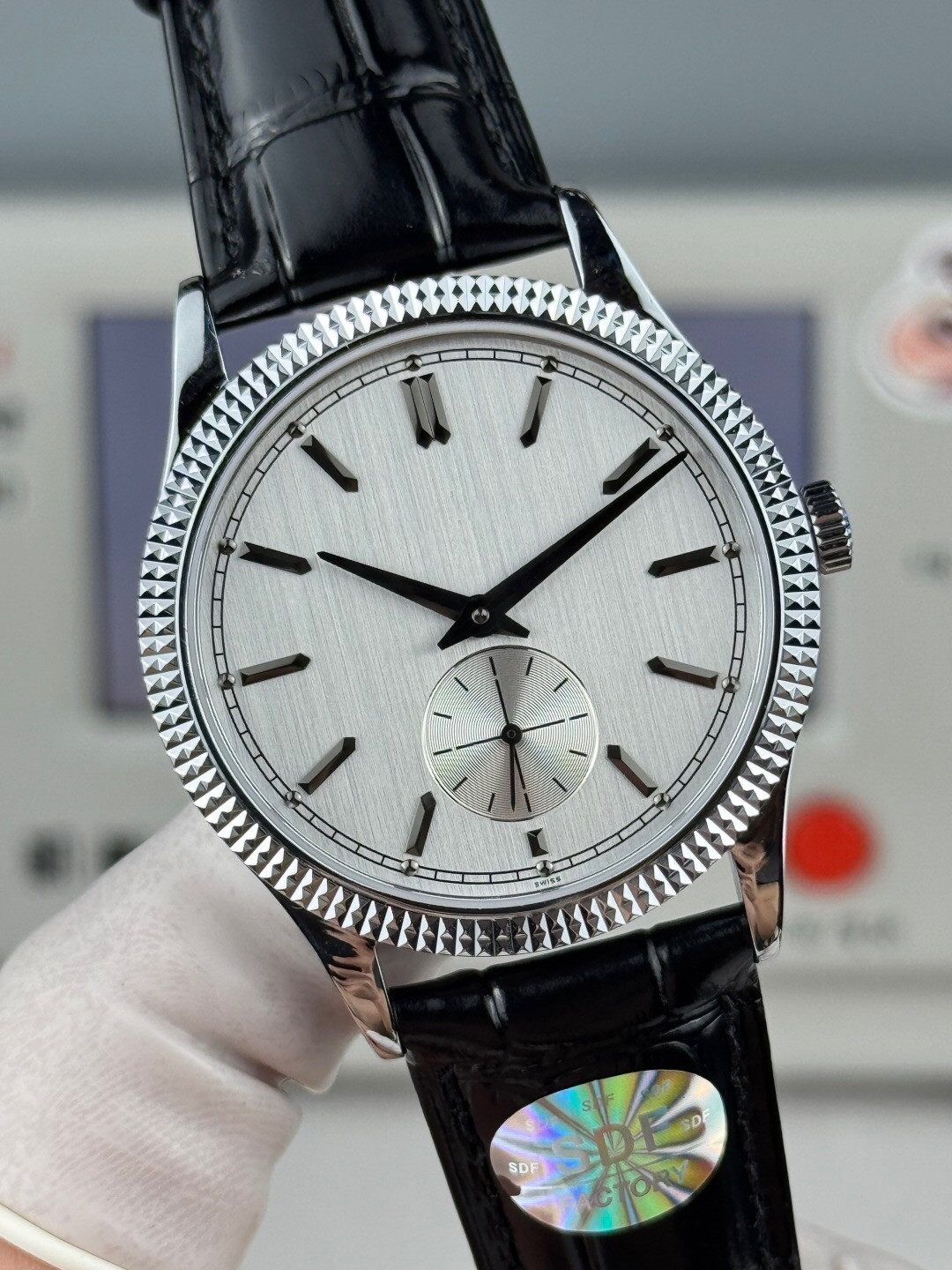 SDF 6119 watch has a diameter of 39mm and a thickness of 8.1mm. It is equipped with a 30-255PS two-hand semi-manual winding movement with a sapphire glass cover