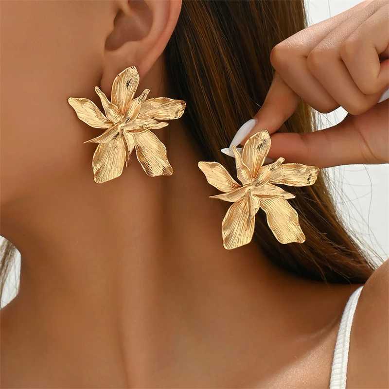 Xiaoluoke retro geometric metal leaf stud earrings suitable for women European and American styles Hyperbole gold earrings jewelry Y250401
