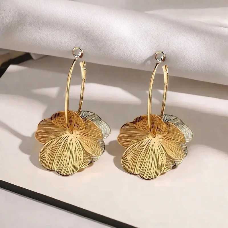 Exaggerate Gold Color Big Flower Hoop Earrings for Women Personality Fashion Ear Hook Metal Charm Jewelry Accessories Gifts C251103