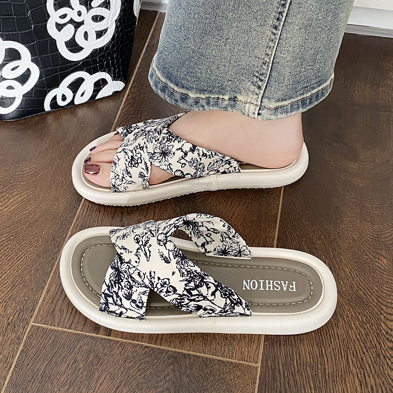 2025 Summer New High End Non Slip Soft Soled Women S Slippers Fashion Designer Outdoor Casual Shoes Open Toed One Line Beach Cross Sandals