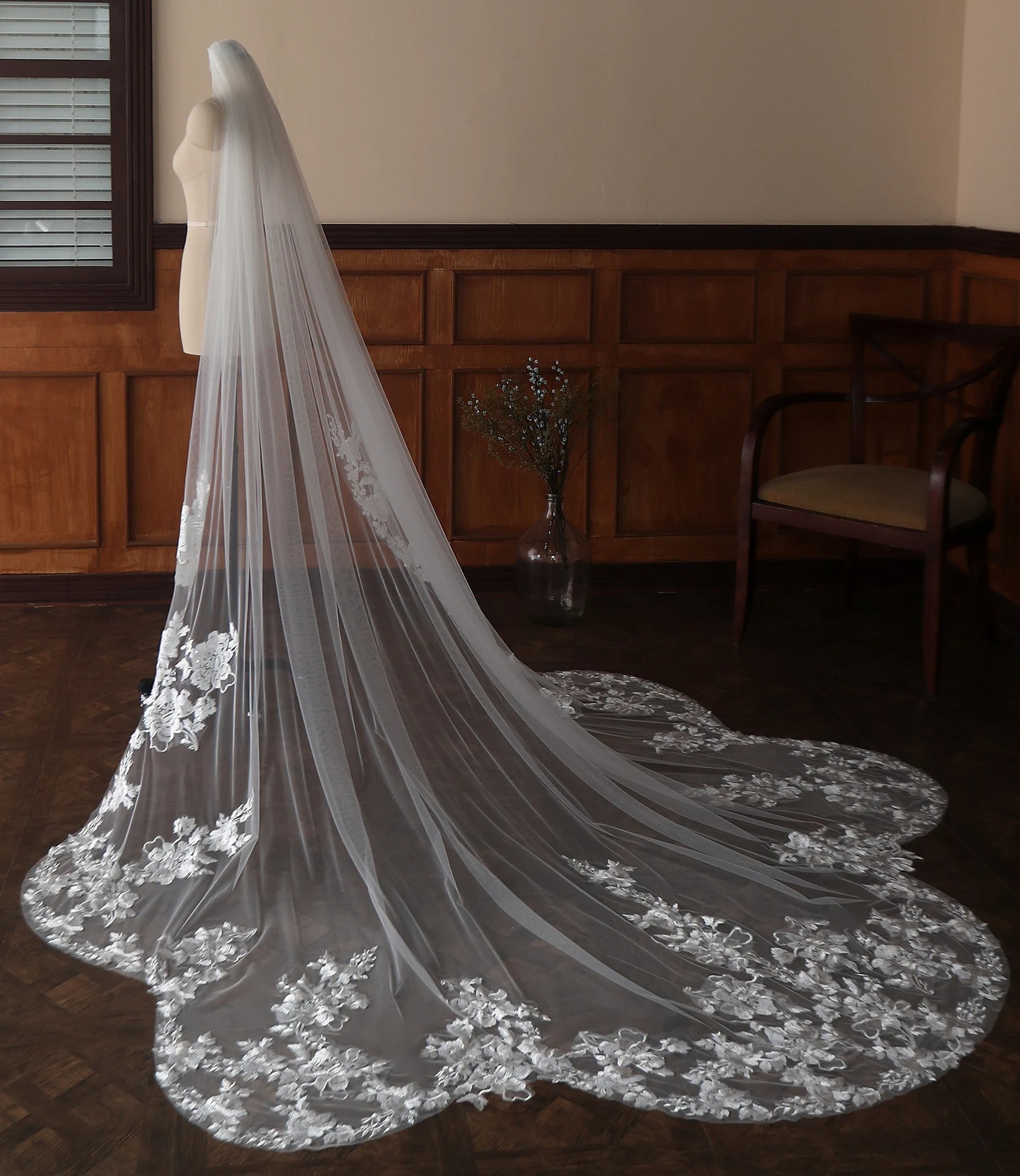 Modern Wedding Veil Flower Appliques Lace Royal Bridal Veil with Comb 3M Long Special Cut Veil White Ivory Wedding Accessories