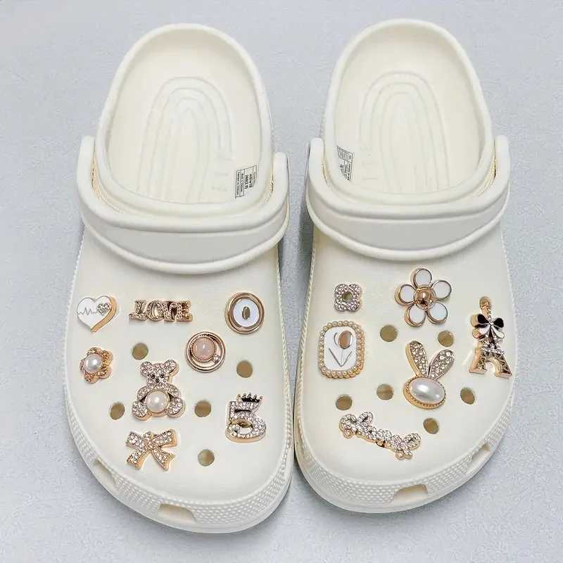 14 fashionable Golden Bear and Rabbit Charm Shining Shoes Charm Womens Fashion DIY Detachable Shoe Flower Clip Party Discount Z250402