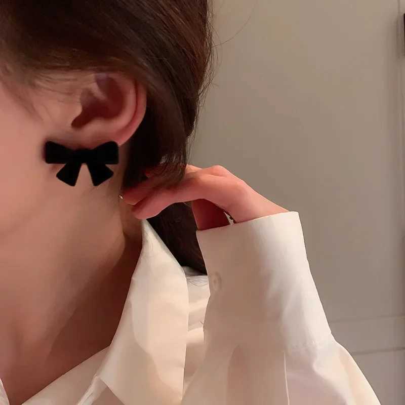 Retro black velvet earrings charming geometric bow and stud earrings fashionable and unusual jewelry earrings accessories for women Y250401