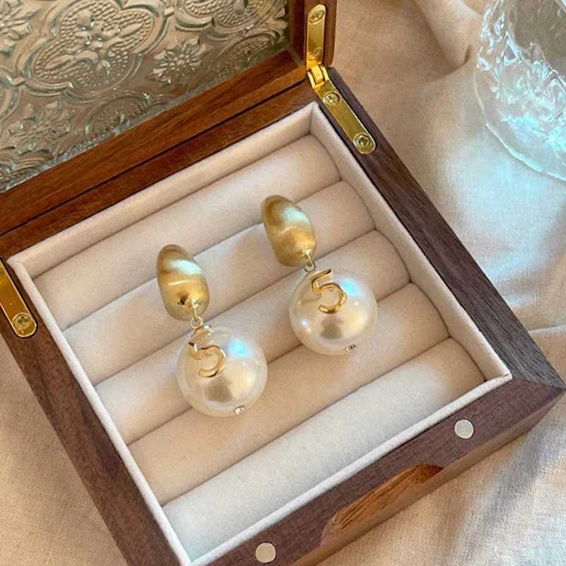 Luxury Pearl Earrings No. 5 High end 2024 New Fashionable Retro Earrings Elegant Womens Pendant Earrings Y250401
