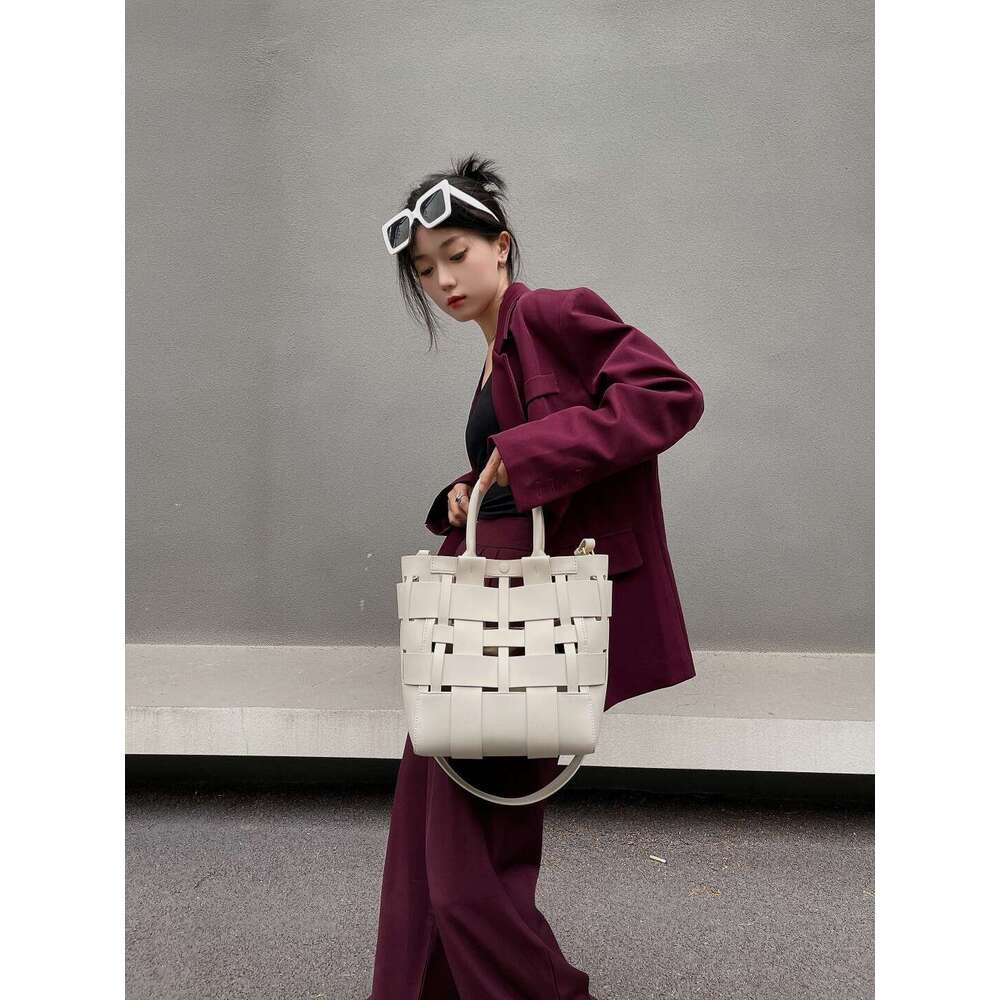 Luxury Bag Designer Niche Cutout Design Fashion Versatile Leather Woven Handbag Large Capacity Shoulder Bucket Bag Cross Body Bag