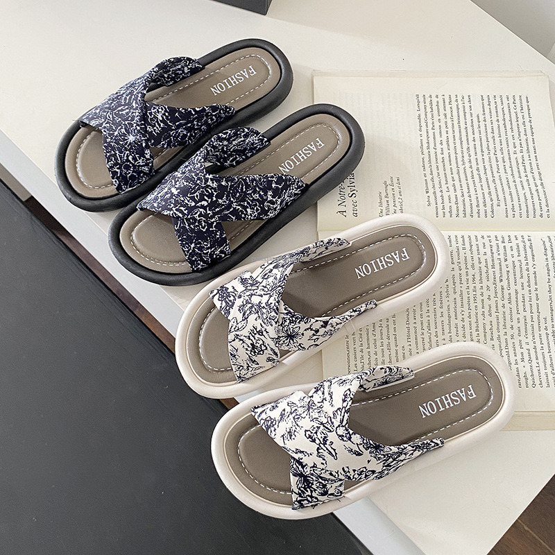 2025 Summer New High End Non Slip Soft Soled Women S Slippers Fashion Designer Outdoor Casual Shoes Open Toed One Line Beach Cross Sandals