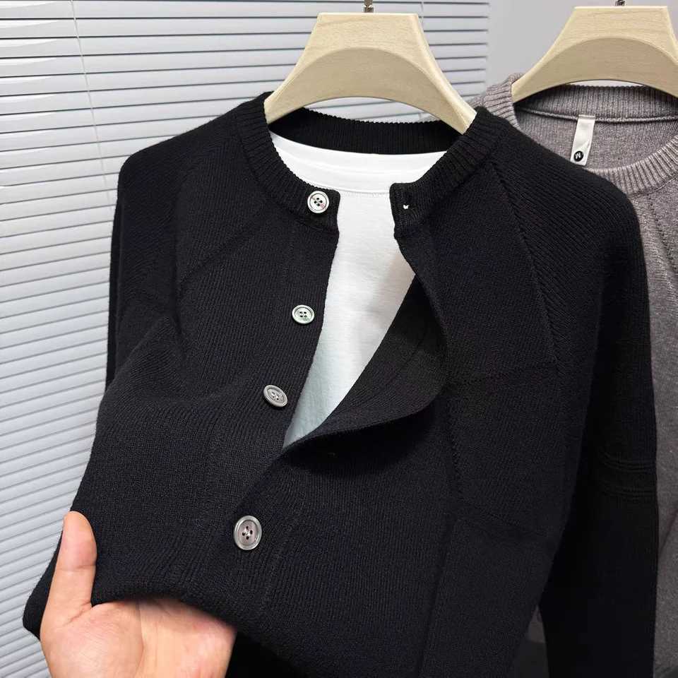 Luxury trend mens knitted coat premium autumn new style fashion solid color printing simple round neck button sweater cardiganT251103