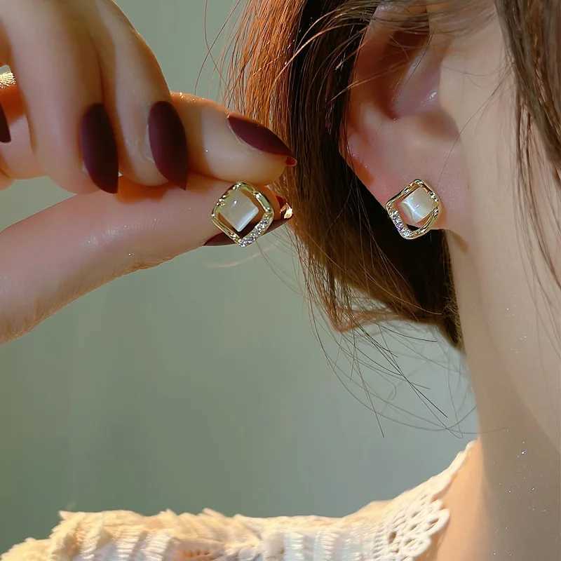 Fashion Small Rhombus Stud Earrings Golden Metal Frame Inlay Rhinestones Imitation Opal Earrings for Women Geometry Jewelry C251103