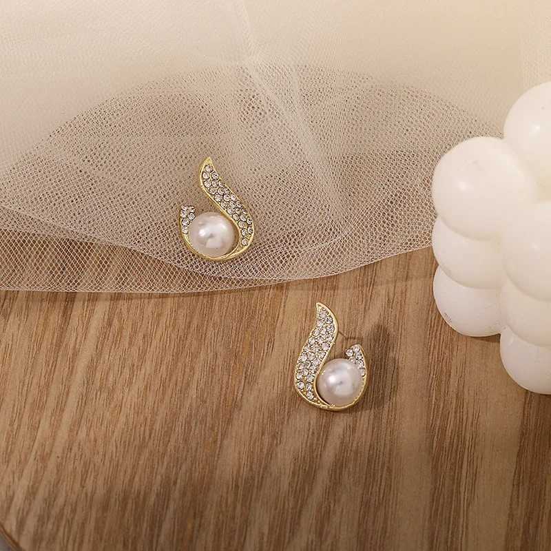 New Fashion Crystal Womens Unusual Earrings Gold Color Flame Pearl Stud Earrings Korean Style Ear Jewelry boucle doreilles C251103