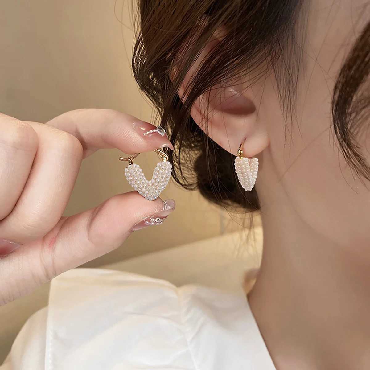 Light Luxury Unique New Design lmitation Pearl Earrings Heart Hoop Earring for Women Wedding Prom Metaljewelry Fashion Jewe C251103