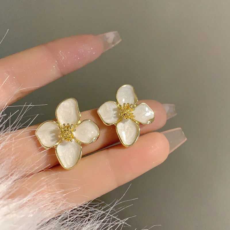 Beige Irregular Flower Earrings for Women Fourpetals Gold Color Florals Enamel Female Stud Earrings 2025 new trend brincos C251103