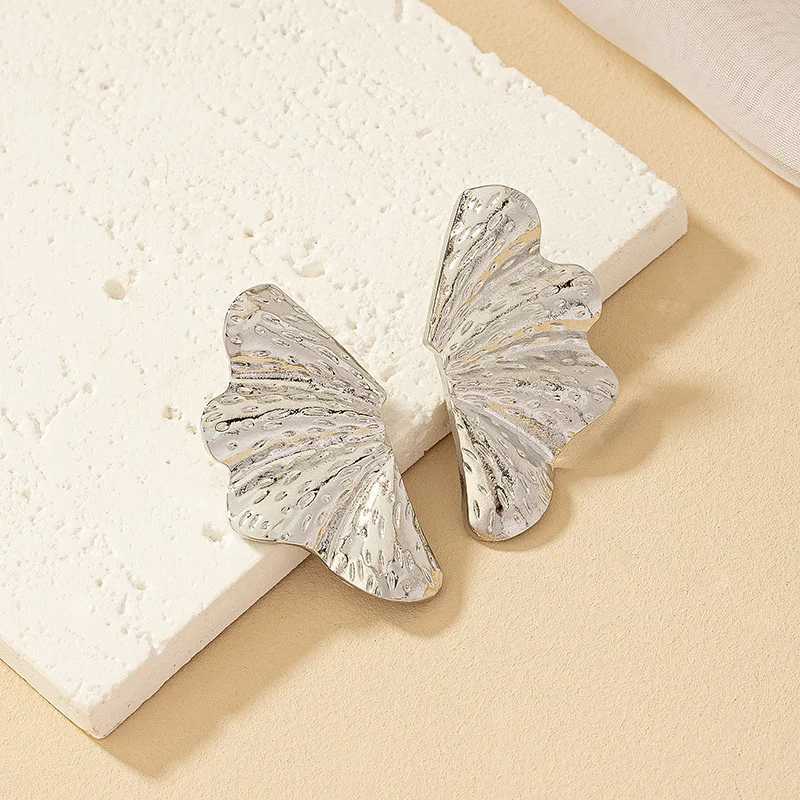 Elegant Design Fashionable Half Flower Stud Earrings Minimalist Irregular Pearl Women 2024 New Gold Earrings Party Jewelry Y250401