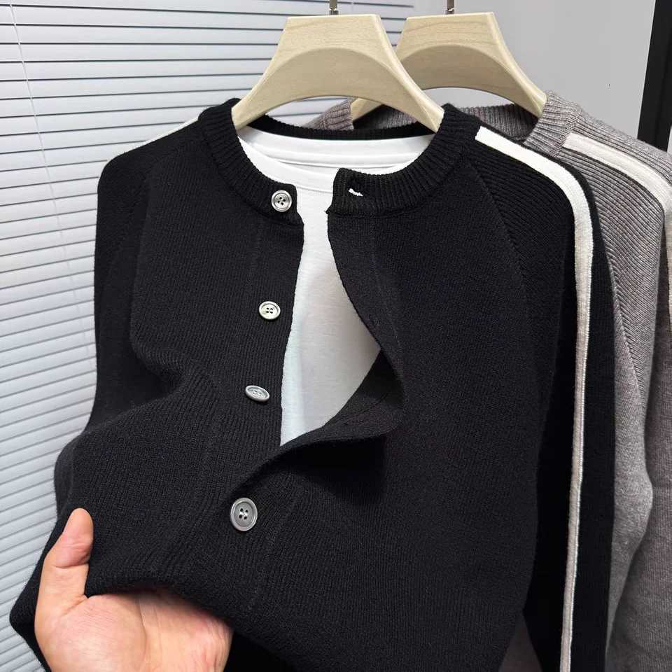Fashion trend autumn new mens sweater cardigan luxurious striped high-quality comfort casual round neck button knit coat jacketT251103