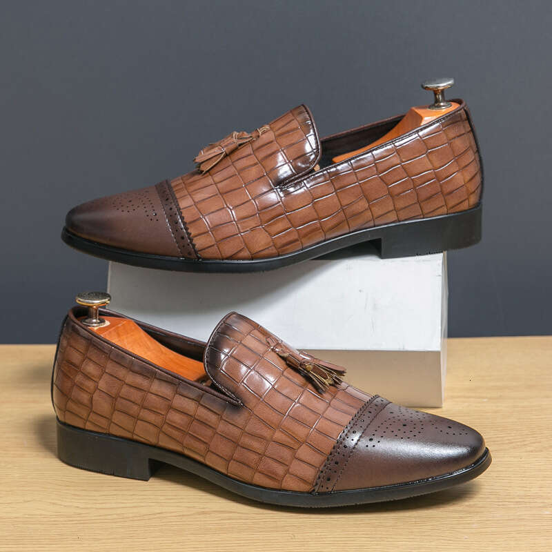 Men's in plus size, new casual fashionable one-piece pointed leather shoes, trendy men's wedding shoes