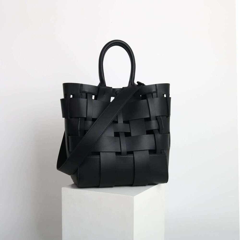 Luxury Bag Designer Niche Cutout Design Fashion Versatile Leather Woven Handbag Large Capacity Shoulder Bucket Bag Cross Body Bag
