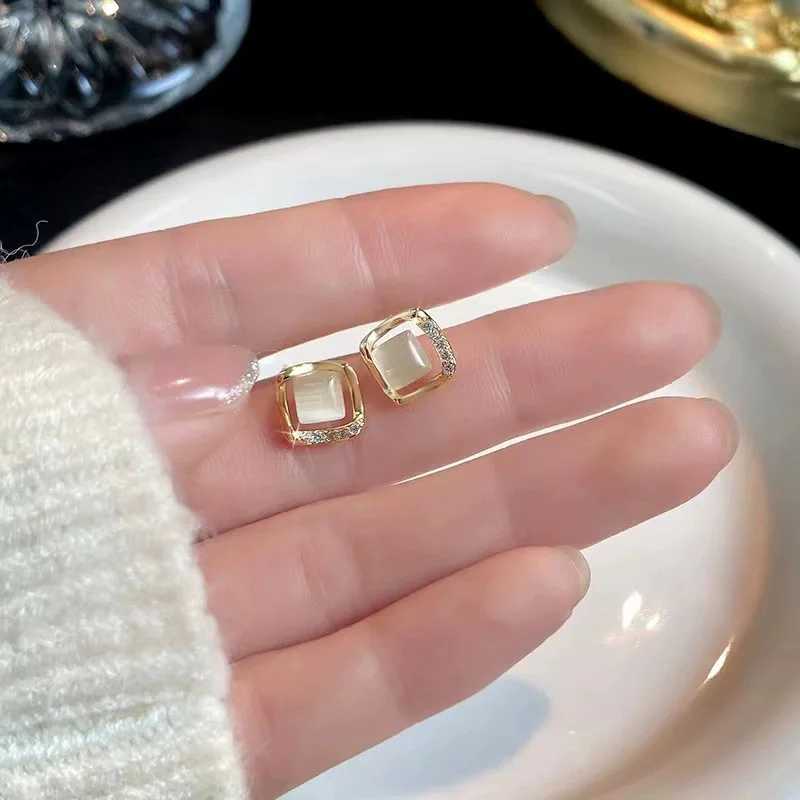 Fashion Small Rhombus Stud Earrings Golden Metal Frame Inlay Rhinestones Imitation Opal Earrings for Women Geometry Jewelry C251103