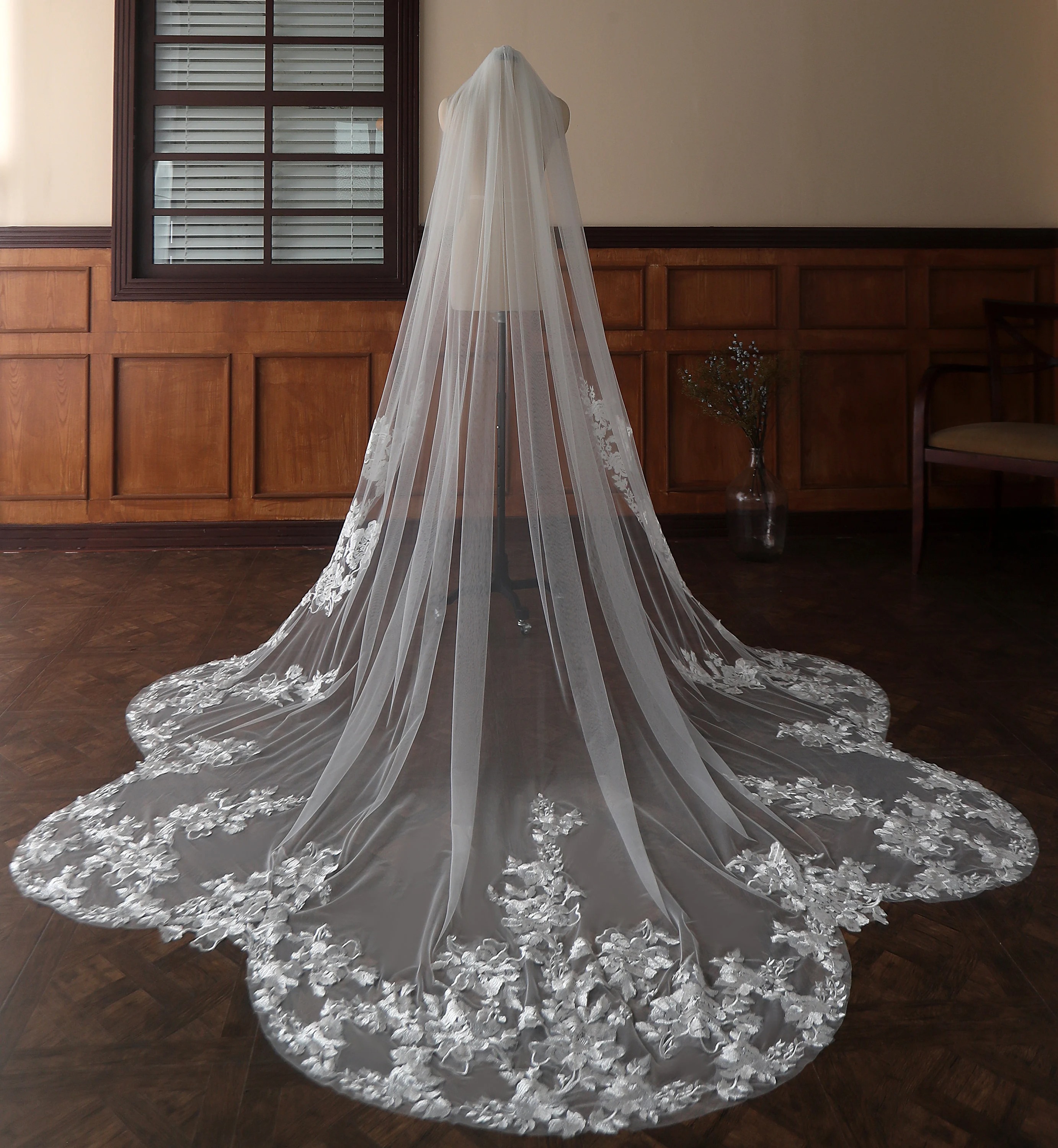 Modern Wedding Veil Flower Appliques Lace Royal Bridal Veil with Comb 3M Long Special Cut Veil White Ivory Wedding Accessories