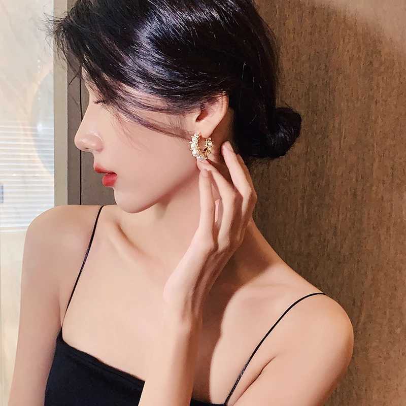 Light Luxury Temperament Elegant Imitation Pearl Hoop Earrings For Women Fashion Sweet Metal Jewelry Party Gifts Y250401