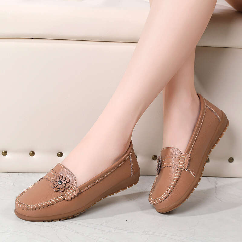 Large size shoe covers, women's singles top, soft sole, mom shoes, fashionable and comfortable bean shoes