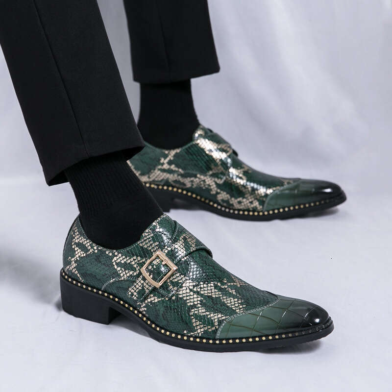 Large high-heeled shoes, 2024 Spring and Autumn new items, men's height increasing nightclub trend snake skin pattern leather shoes