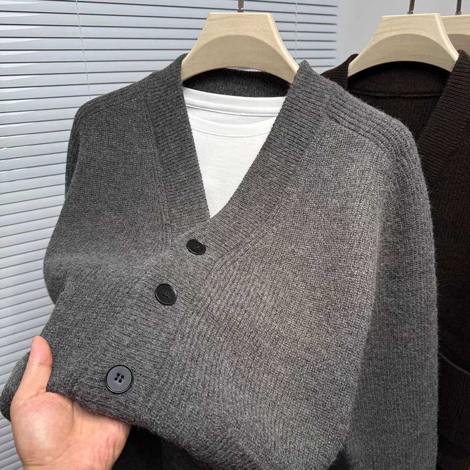Premium fashion button knitted cardigan mens luxury trend V-neck solid color simple comfort pocket spring autumn sweater coatT251103