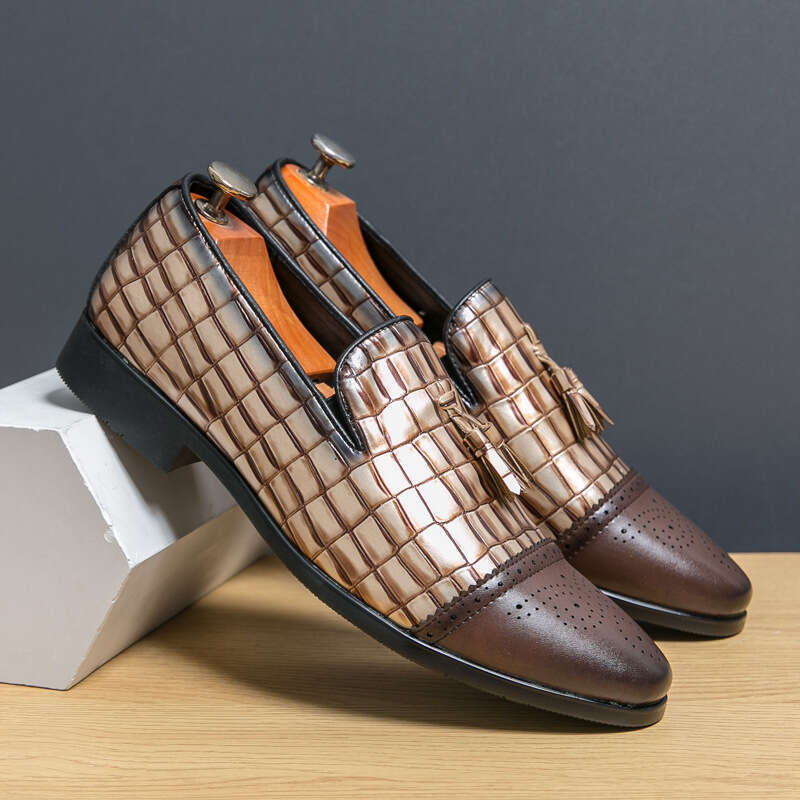 Men's in plus size, new casual fashionable one-piece pointed leather shoes, trendy men's wedding shoes