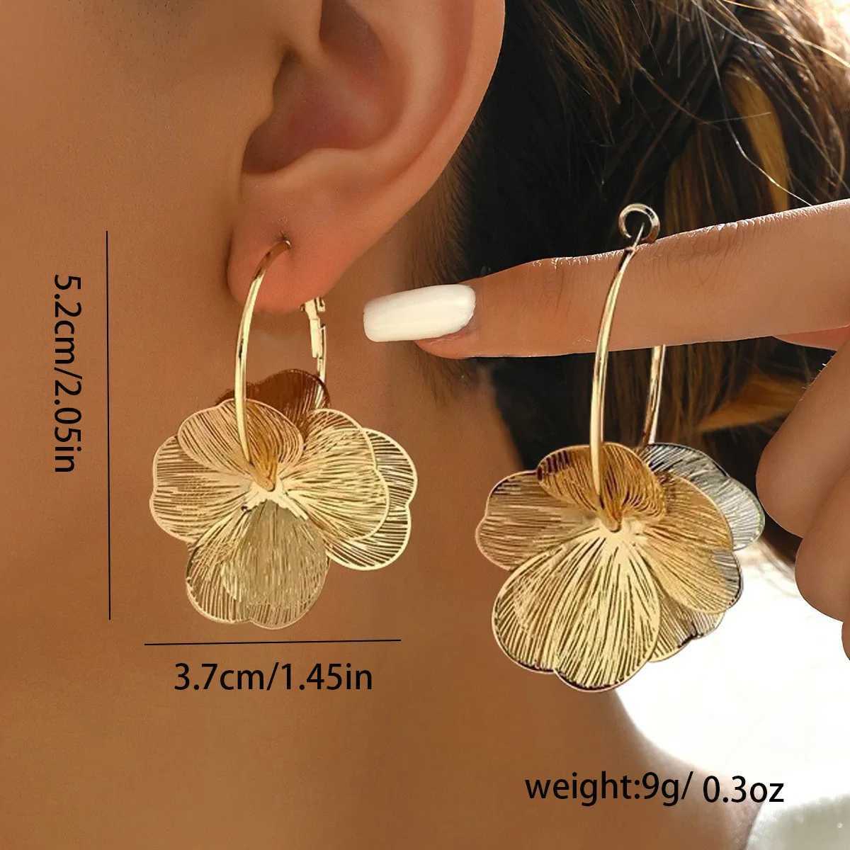Exaggerate Gold Color Big Flower Hoop Earrings for Women Personality Fashion Ear Hook Metal Charm Jewelry Accessories Gifts C251103