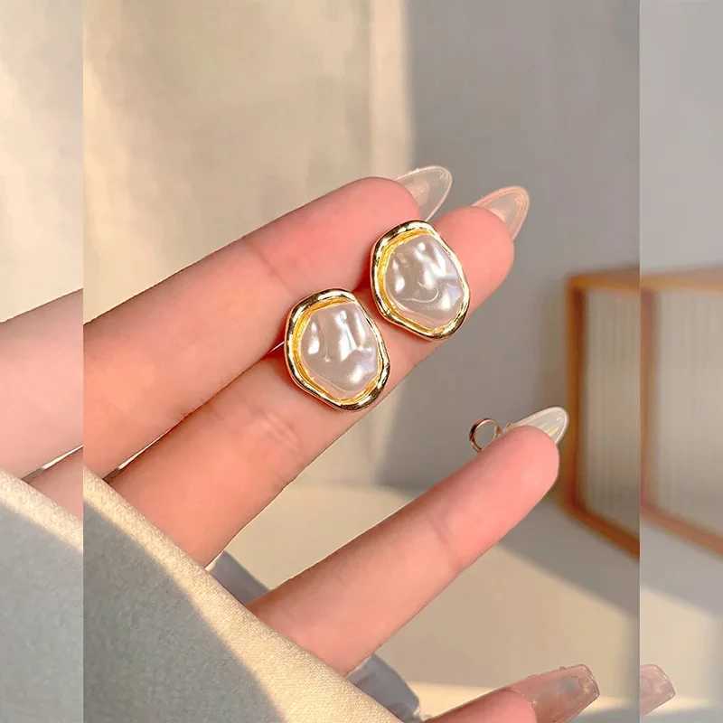 Geometric Irregular Round Metal Pearl Earrings for Women 2024 Minimalist Style Personality Earrings Trendy Jewelry Gift C251103