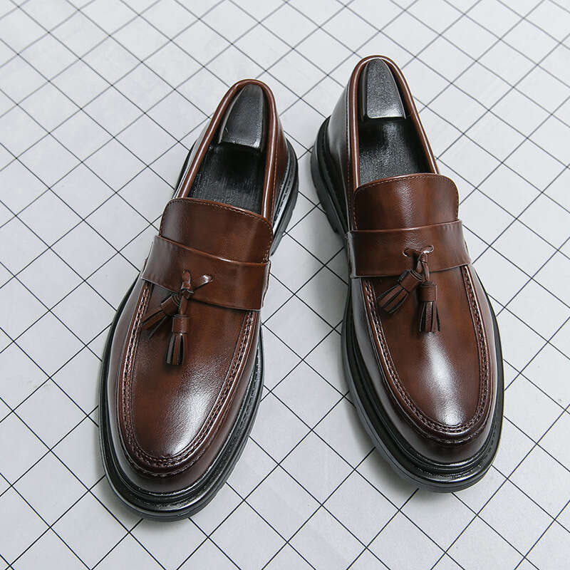 Men's shoes in plus size, new casual fashionable tassel leather shoes, trendy shoe covers, one foot pedaling, loafers