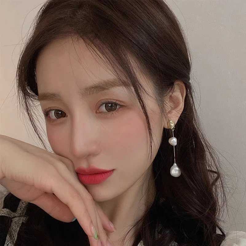 New Elegant Asymmetric Earrings with Freshwater Pearl Metal Exposed Long Stud Earrings for Ladies and Girls Party Jewelry Gifts Y250401