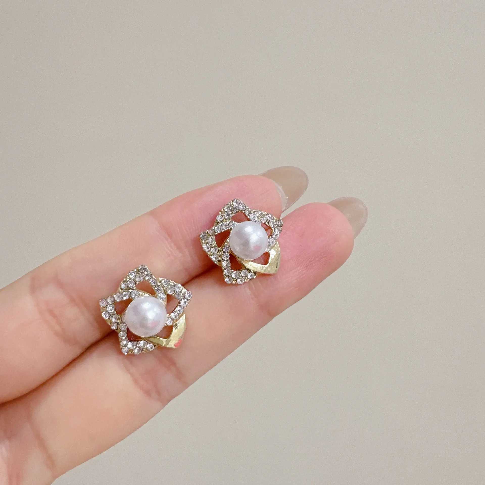 Hollow Out Petal Flower Stud Earrings for Women Metal Rhinestones Mini Imitation Pearl Earrings Party Cute Sweet Small Jewelry C251103
