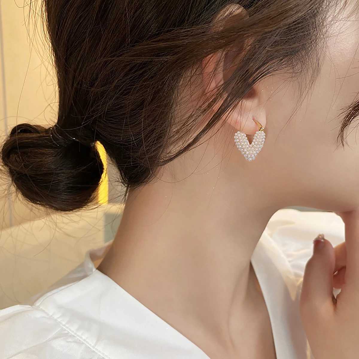 Light Luxury Unique New Design lmitation Pearl Earrings Heart Hoop Earring for Women Wedding Prom Metaljewelry Fashion Jewe C251103