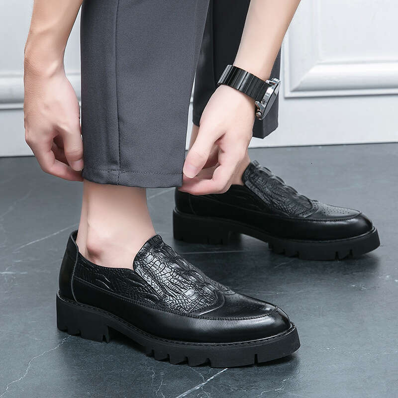 2024 plus size spring and autumn new fashionable men's low top thick soled leather shoes, trendy foot covering merchant