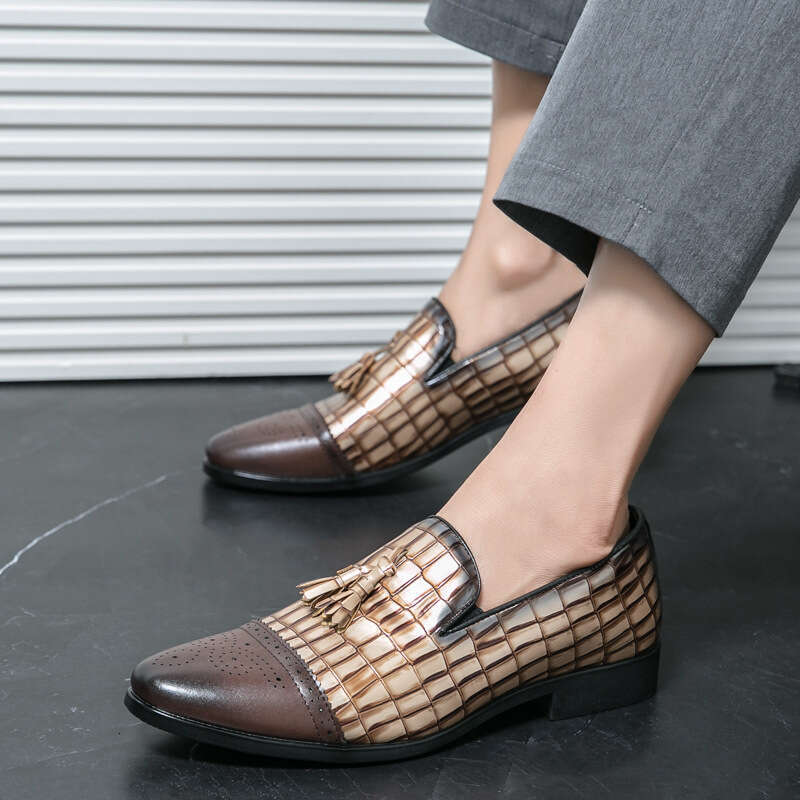 Men's in plus size, new casual fashionable one-piece pointed leather shoes, trendy men's wedding shoes