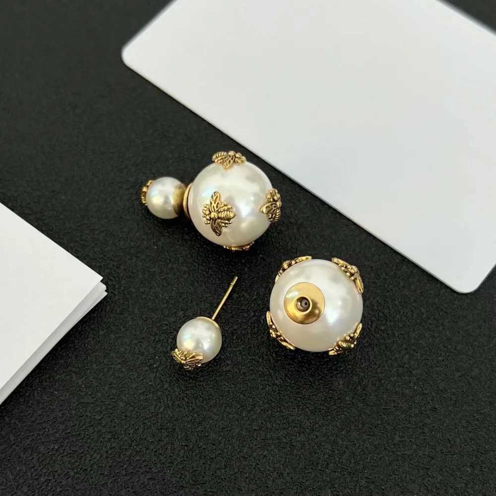 Cute little bee earrings retro gold pearl earrings designed by little bees fashionable jewelry for women pearl jewelry to be worn on both sides Y25040