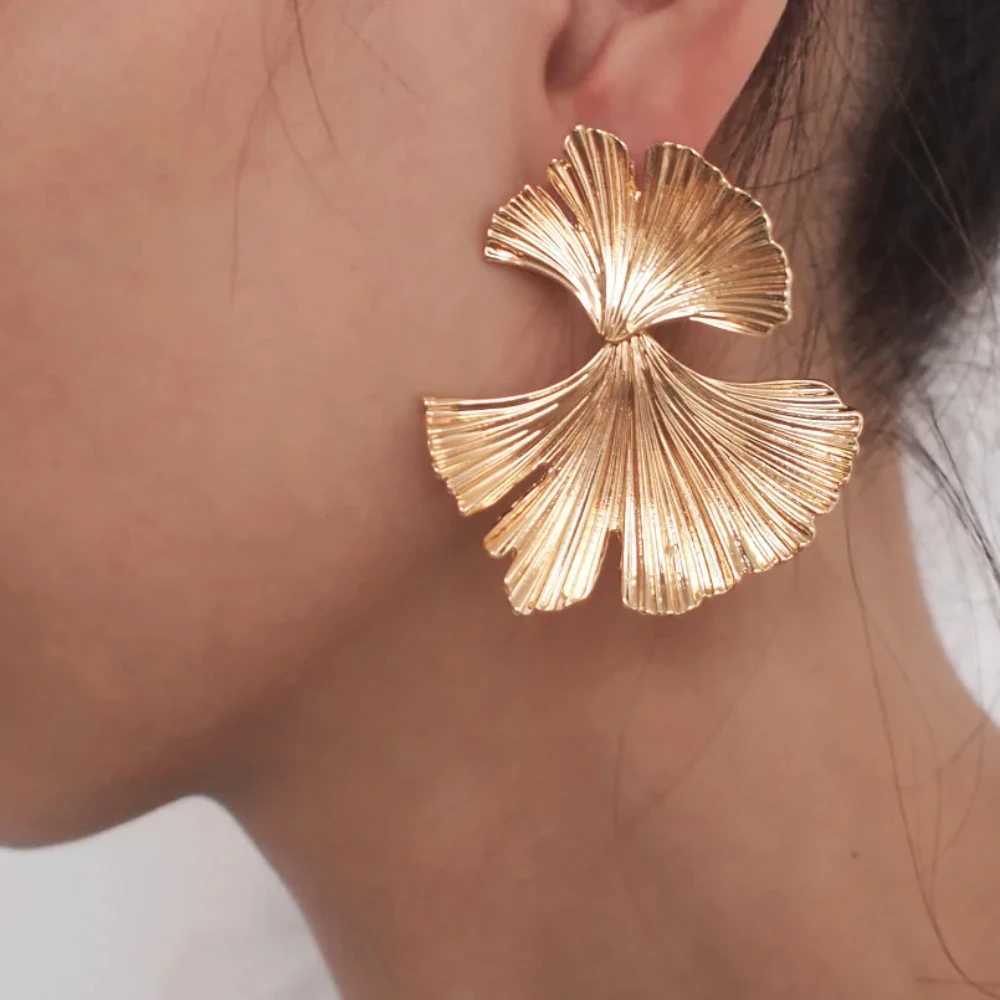 Bohemian geometric gold ginkgo leaf shaped hanging earrings for womens statement earrings jewelry accessories punk Y250401