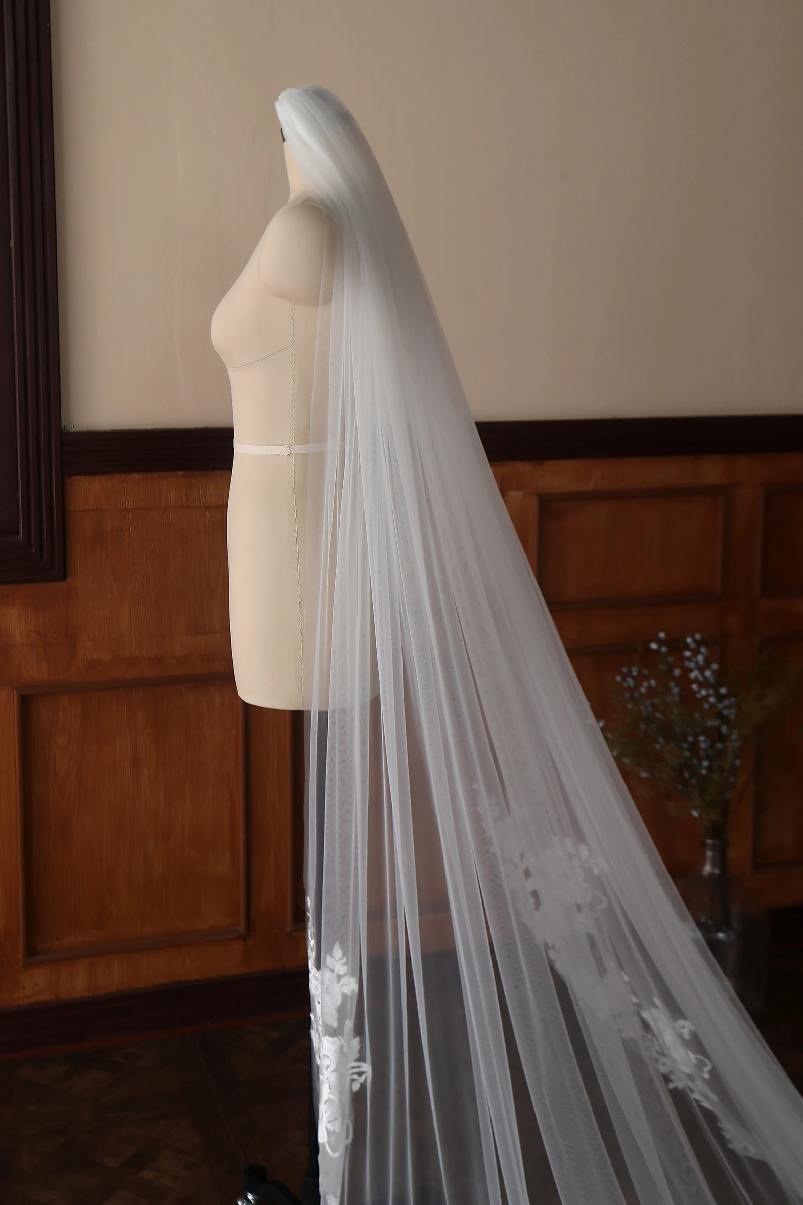 Modern Wedding Veil Flower Appliques Lace Royal Bridal Veil with Comb 3M Long Special Cut Veil White Ivory Wedding Accessories