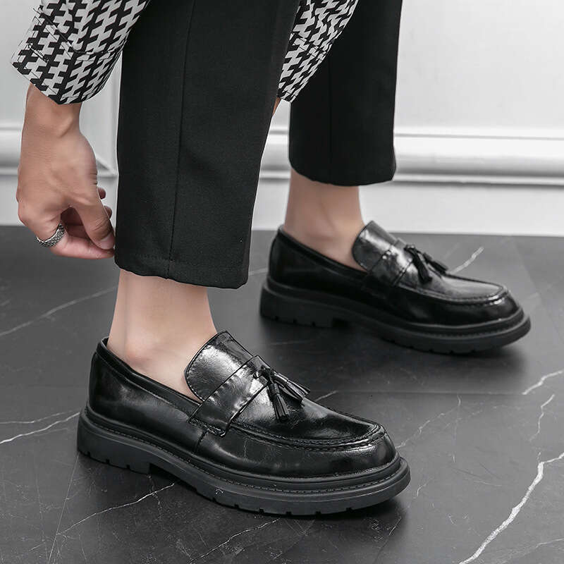Men's shoes in plus size, new casual fashionable tassel leather shoes, trendy shoe covers, one foot pedaling, loafers