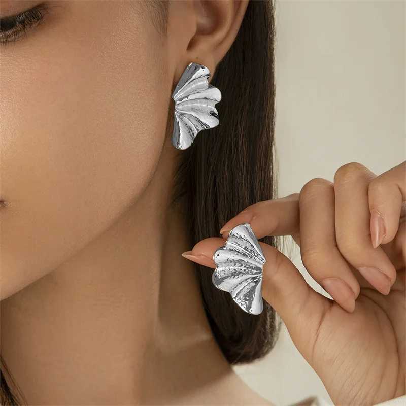 Elegant Design Fashionable Half Flower Stud Earrings Minimalist Irregular Pearl Women 2024 New Gold Earrings Party Jewelry Y250401