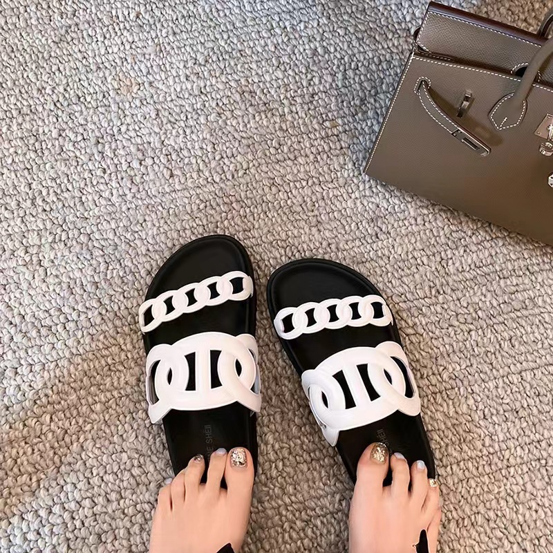 Hot new free shipping designer slippers for womens flat slippers black white Summer new beach vacation slippers